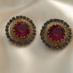 Absolutely stunning vintage clip on ruby red earrings !!